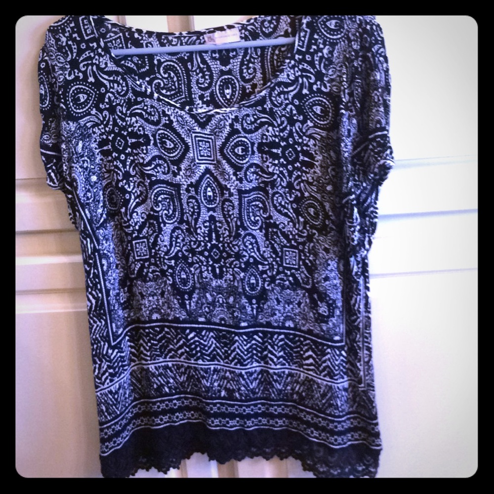 CB black and white cap sleeve top. Size L -XL